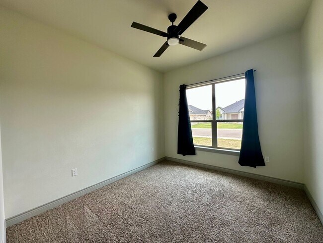 Building Photo - Self Showing - Beautiful 4 Bed 2 Bath - Co...