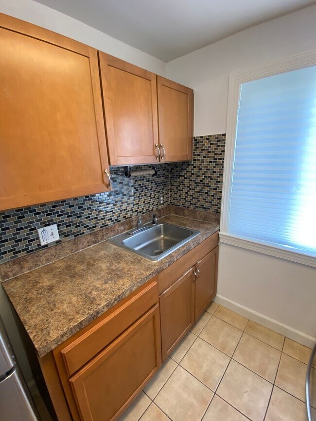 Building Photo - 2bd/1ba garden apartment; 706 sq.ft. $1500...