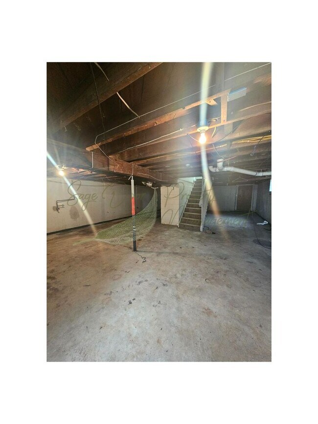 Building Photo - BRAND NEW FLOORING THROUGHOUT!!!