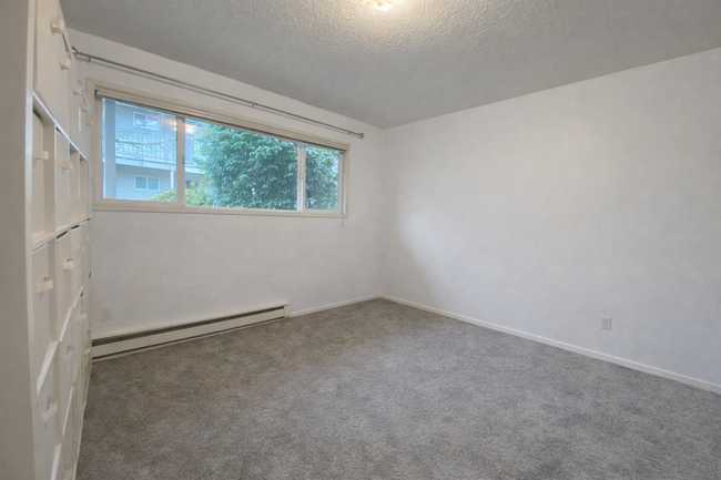 Building Photo - Open & Bright SW Portland 3 Bedroom Home - End Unit & Nature Views