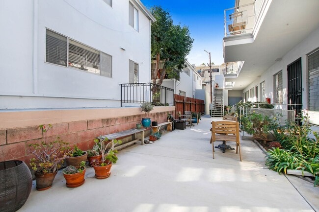 Building Photo - 844 5th St