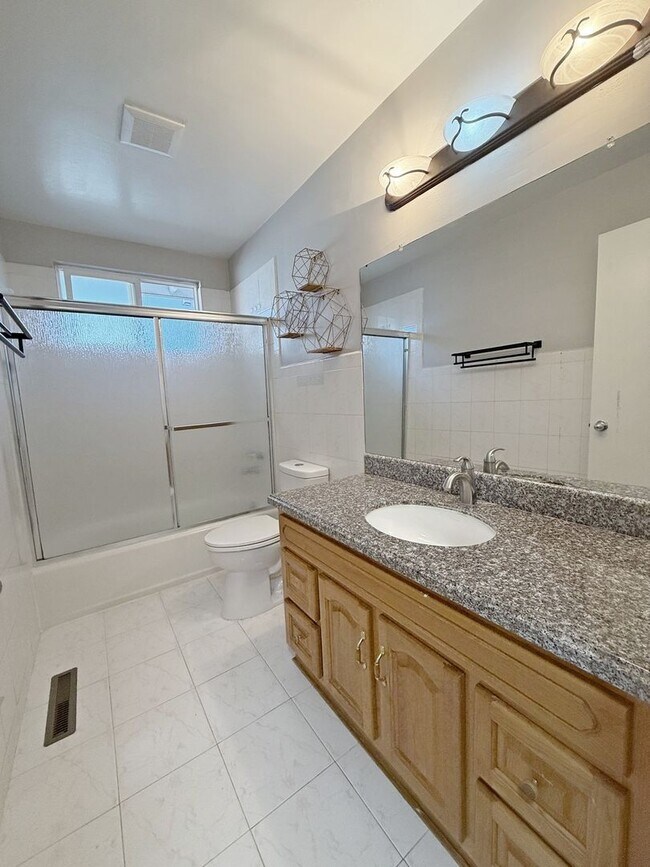 Building Photo - Nice single family home with gorgeous kitchen