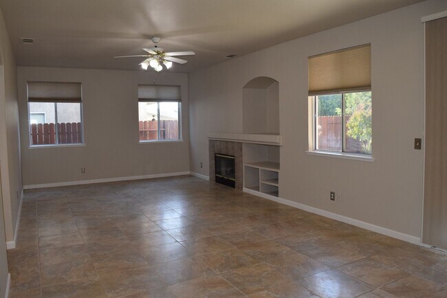 Building Photo - 1608 Poppy Cir