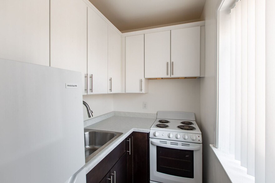 Interior Photo - 242 West Franklin Ave