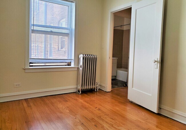 Building Photo - 1066 W Cornelia Ave