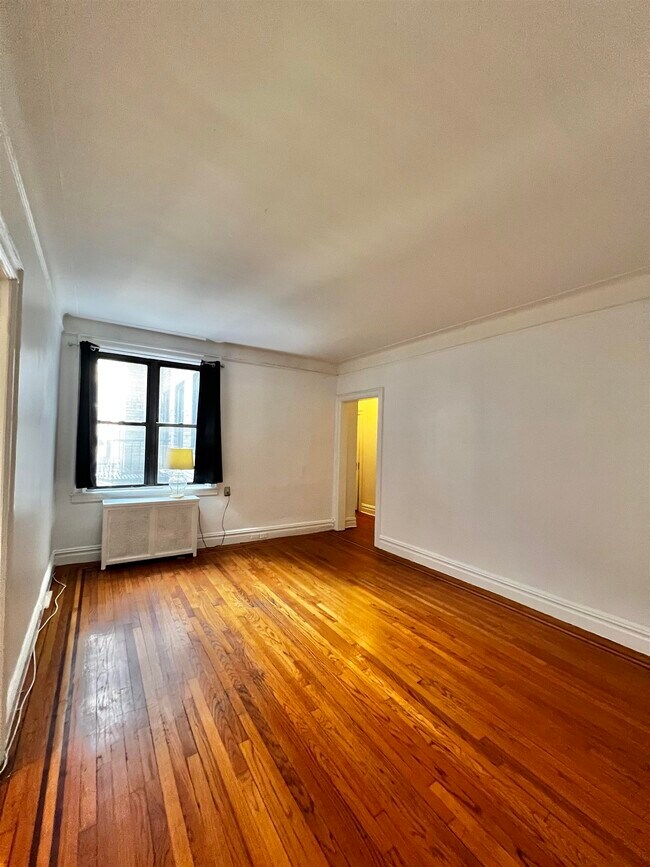 Building Photo - 131 Kensington Ave