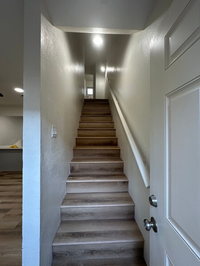 Building Photo - 519 E Ridgecrest Blvd