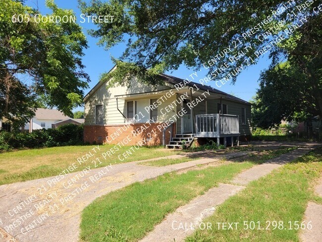 Primary Photo - 605 Gordon St