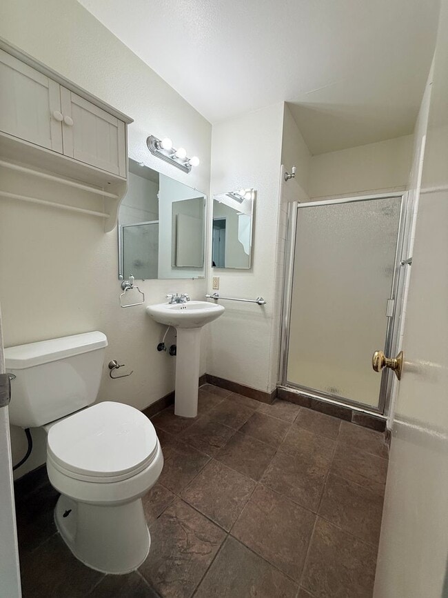 Building Photo - Spacious 3 bedroom 2 bath townhome with 2 ...