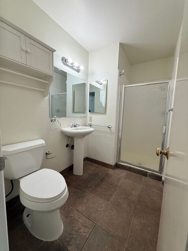 Building Photo - Spacious 3 bedroom 2 bath townhome with 2 car garage in Costa Mesa.