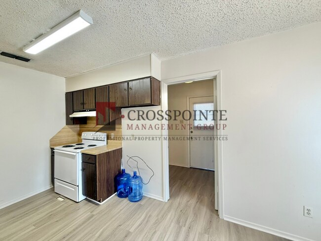 Building Photo - Two Bedroom, 1 Bathroom Duplex!