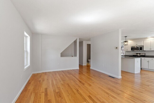 Building Photo - 27 Pine St