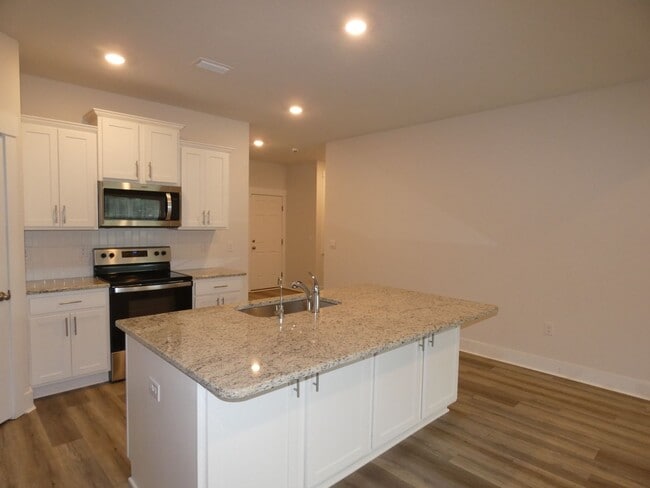 Building Photo - Beautiful 4-Bedroom Home - Open Floor Plan
