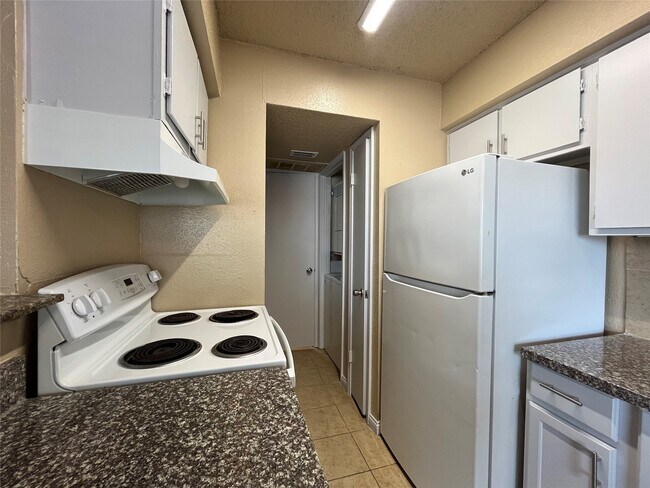 Building Photo - 2750 Holly Hall St