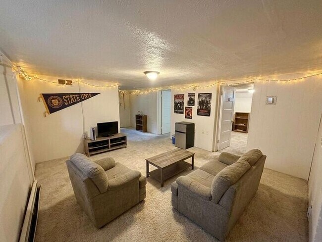 Building Photo - 1/2 Off First Months Rent! 3 Bed + 2 bonus rooms in basement, 2 Bath Home NEAR CSU! Flexible leas...