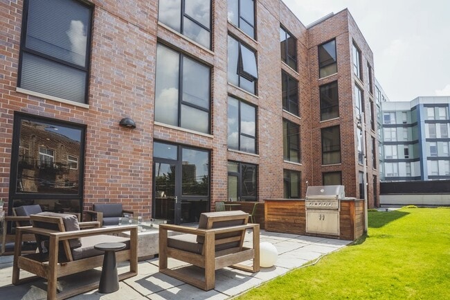 Building Photo - 830 N Milwaukee Ave