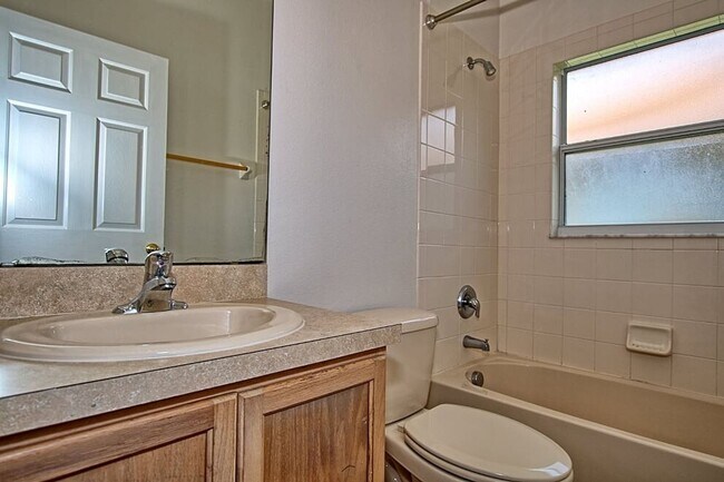 Building Photo - Spacious Home in Isles of Bellalago