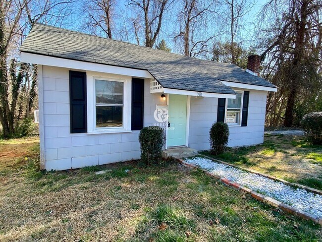 Building Photo - Remodeled 2 bedroom / 1 bathroom home available now!