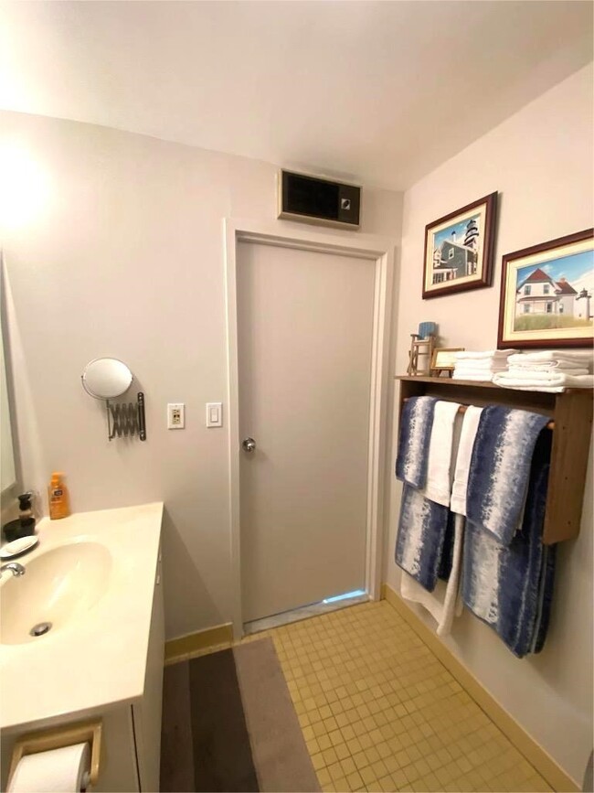 Building Photo - 1240 Harmon Cove Tower