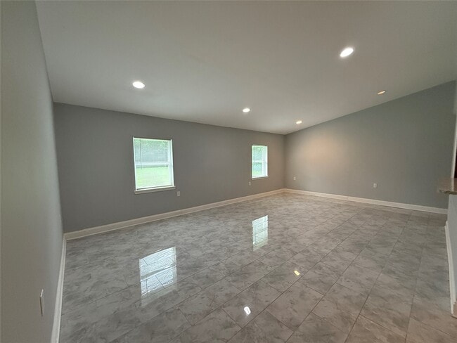 Building Photo - 10451 N Essex Dr