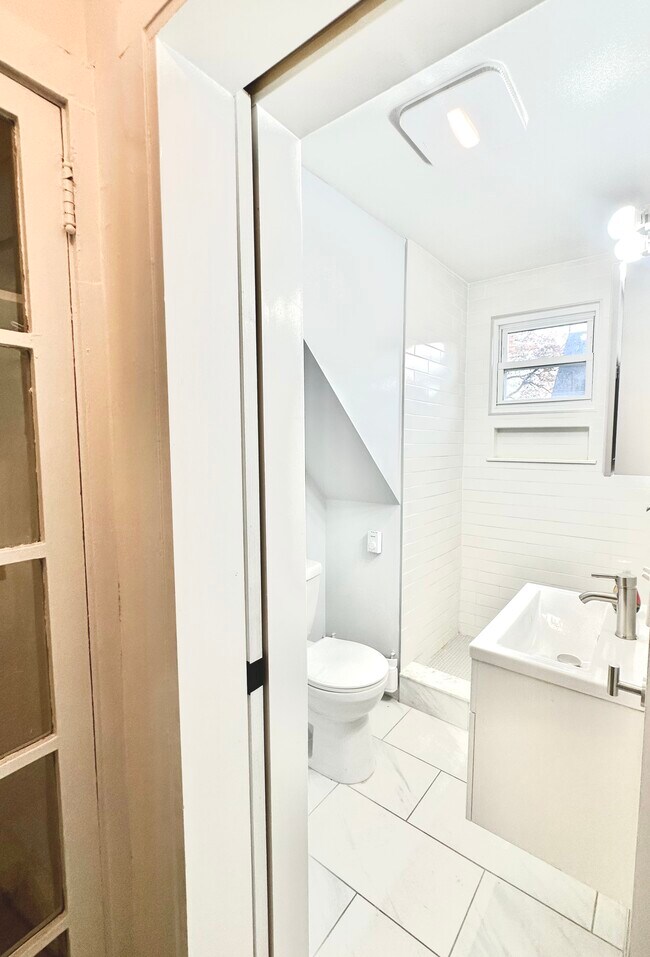 Building Photo - 75 Willowdale Ave