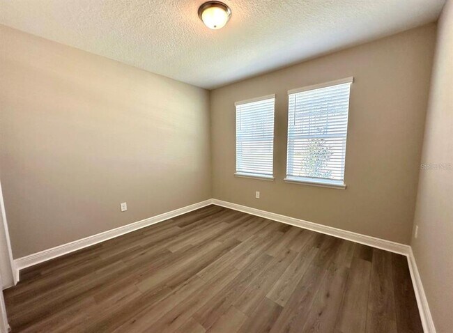 Building Photo - 2122 Divot Dr