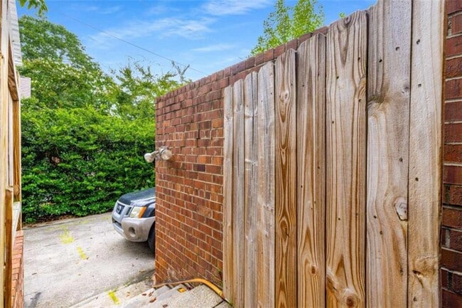Building Photo - 654 Cleburne Terrace NE