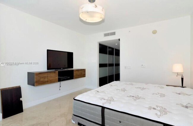 Building Photo - 17001 Collins Ave