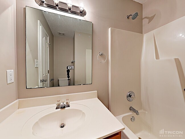 Building Photo - 4009 Far West Dr