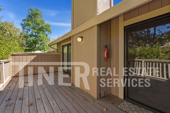 Building Photo - Updated & Beautiful Crosswoods Home