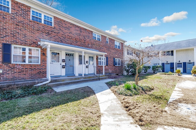 Building Photo - 245 Unquowa Rd