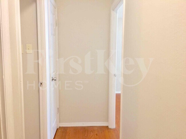 Building Photo - 2275 Glenoro Dr