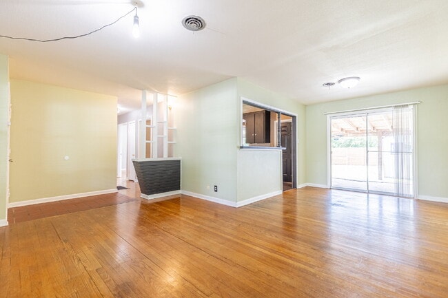 Building Photo - 422 Sandalwood Ln