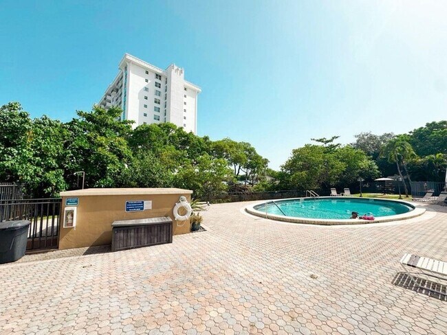 Building Photo - 12 NE 19th Ct