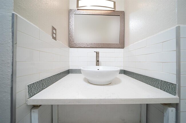 Building Photo - 8931 Gaylord Dr