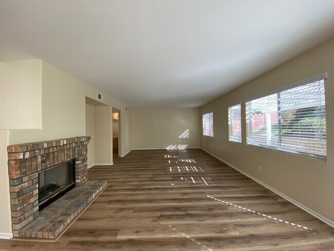 Building Photo - Beautiful Spacious 3BR/2.5BA Located in the Ivey Glenn Community!!