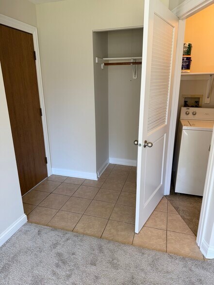 Building Photo - 681 Thorntree Ct