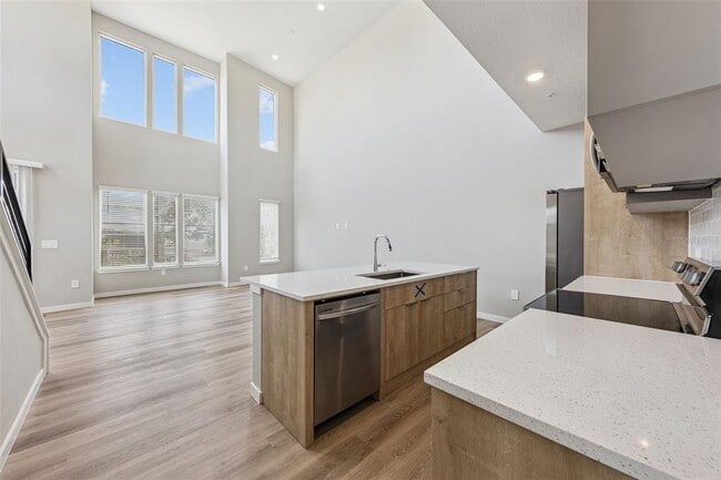 Building Photo - 544 N Bumby Ave