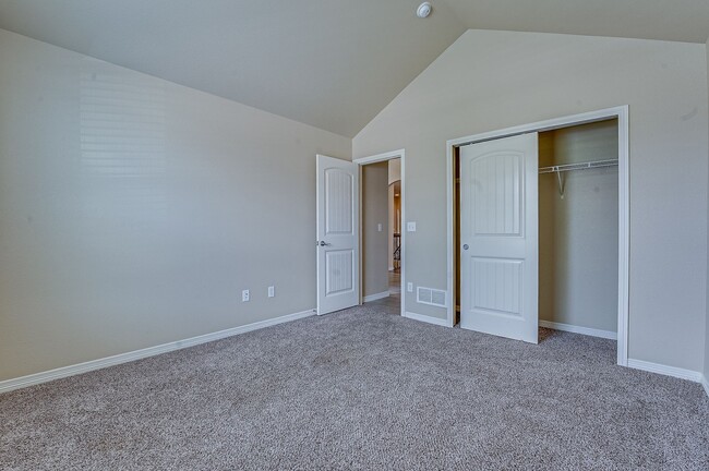 Building Photo - Stunning 5-Bedroom Home with Lake Views in...