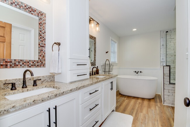 Building Photo - 4117 Knollcrest Cir N