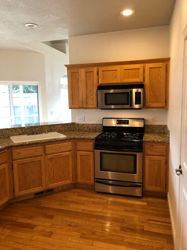 Building Photo - 813 Solano Cir