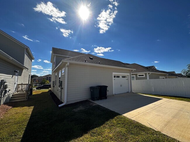 Building Photo - 2918 Fontana St