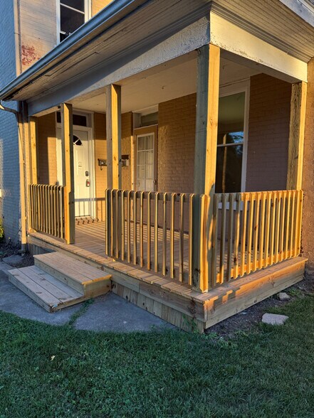 Building Photo - 827 N Oakland St