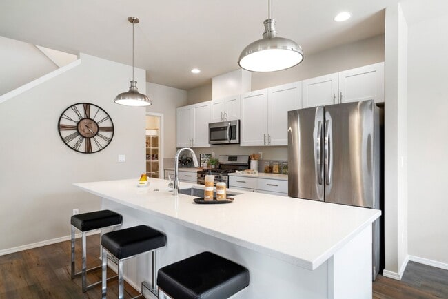 Building Photo - 3 Bedroom Townhouse - Pet Friendly!