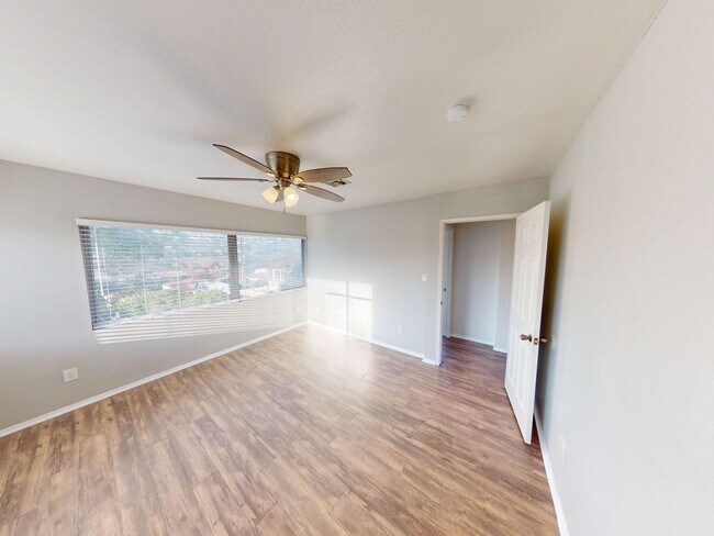 Building Photo - 5375 E Falls View Dr