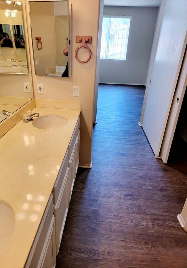 Building Photo - New Vinyl Flooring and Fresh Paint! 2 Bedr...
