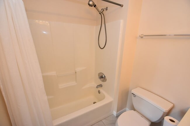 Building Photo - Home in Farmington Hills, 3 bedroom, 2 bath. Close to Notre Dame!
