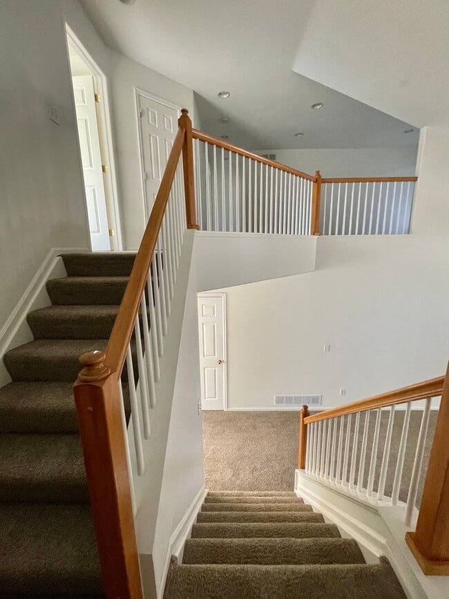 Building Photo - Spacious & Bright 3 Bedroom Home in East L...