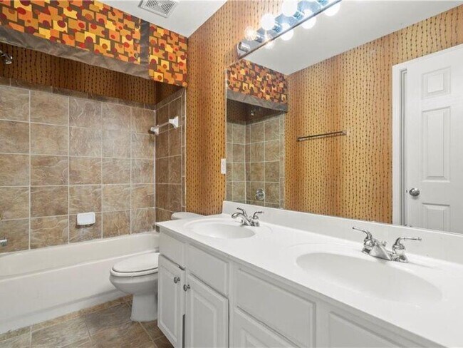 Building Photo - 2080 Vistoria Dr