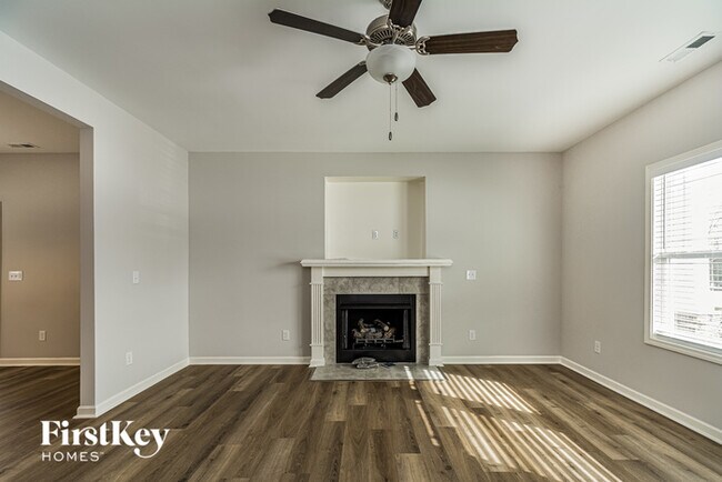 Building Photo - 135 Hillview Dr